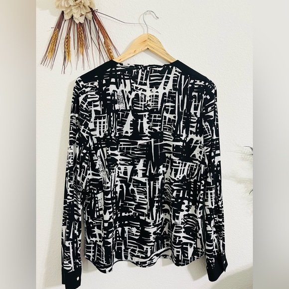 Calvin Klein Abstract Black White Pront Design Blouse Size Medium - Picture 2 of 4